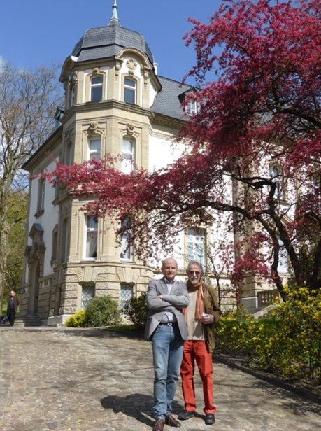 Udo Edelmann (re.) mit Wojciech Popek, Leiter des Muzeum Lubuskie, vor dem Museumsstandort Villa Schröder(Foto: Ruth Fabritius)